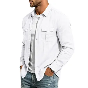 Detalle de camisa casual de lino de manga larga para hombre con múltiples bolsillos y textura.