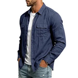 Detalle de camisa de lino de manga larga con bolsillos en el pecho y cuello solapa azul.