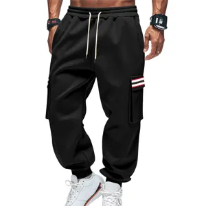 Vue détaillée du pantalon cargo noir pour homme avec poches et cordon de serrage.
