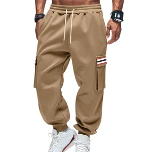 Vue rapprochée du pantalon cargo décontracté en polaire avec poches et poignets élastiques.