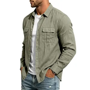 Vista detallada de la camisa de lino para hombre de manga larga con dos bolsillos en el pecho.