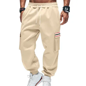 Gros plan sur le pantalon cargo doublé pour homme avec détails de poches pratiques.