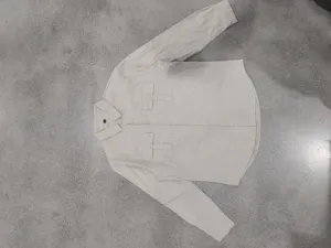 Camisa informal de lino para hombre de manga larga con dos bolsillos y cuello de solapa.