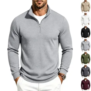 Vista detallada del jersey de manga larga con cuello alto texturizado para hombre.