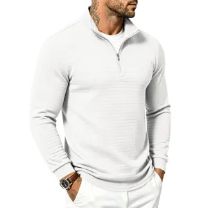 Sudadera blanca de hombre con cuello alto y media cremallera, vista detallada del tejido texturizado.