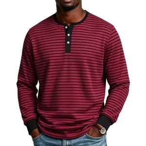 Vista dettagliata di una maglia Henley a maniche lunghe a righe bordeaux e nera da uomo.