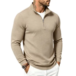 Detalle de jersey caqui texturado para hombre con media cremallera, parte superior casual.
