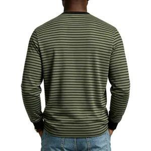 Vista posteriore dettagliata di una t-shirt a maniche lunghe a righe verdi e nere.