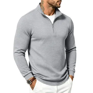 Detalle sudadera punto cuarto cremallera hombre, textura cuadrícula gris, top casual cuello.
