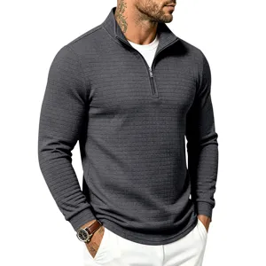 Elegante sudadera de hombre con cuello alto con cremallera jacquard a cuadros detalle.