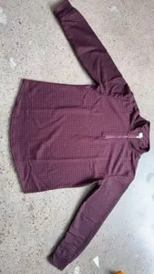 Detalle de la vista del tejido de la camisa de hombre con cuello alto y cremallera.