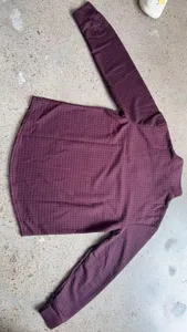 Top de hombre morado oscuro de manga larga con cuello alto y tela waffle detalle.
