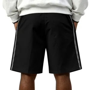 Vue arrière détaillée de shorts de sport pour hommes décontractés à bandes blanches.