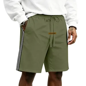 Short de sport décontracté pour homme avec coupe ample, cordon de serrage et bandes latérales.