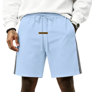 Short de sport décontracté bleu clair pour homme avec cordon de serrage et bandes latérales.