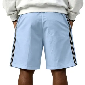 Détail de short de sport décontracté pour homme, bleu clair avec design élégant à rayures.