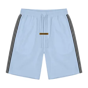 Short de sport décontracté bleu clair détail avec cordon de serrage et bandes latérales.