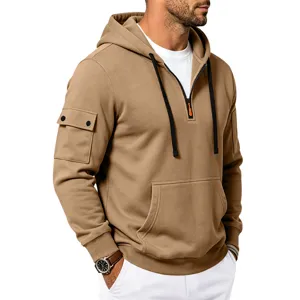 Brauner Herren Fleece Kapuzenpullover mit Viertelreißverschluss und Ärmeltasche.