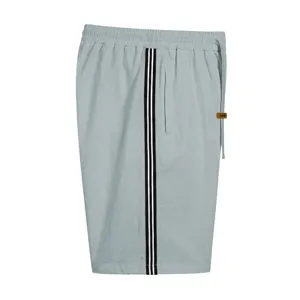 Vue detaillee de short casual gris pour homme avec bandes laterales et cordon de serrage.