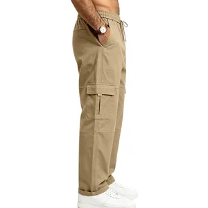 Detaillierte Seitenansicht der khakifarbenen Herren-Cargohose mit praktischen Taschen.