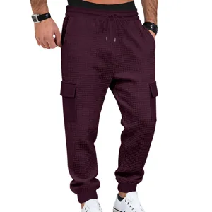 Vista detallada de los pantalones cargo de punto gofrado para hombre en morado oscuro.