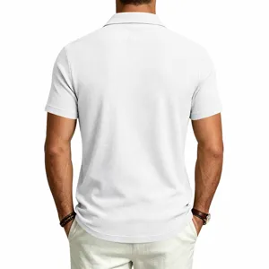 Vista de detalle cercana de la parte trasera del polo para hombre de tejido waffle blanco.