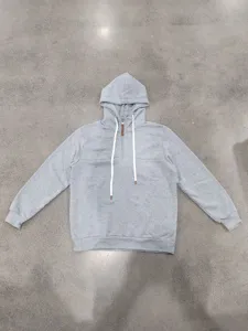 Detailansicht des grauen Herren Kapuzensweatshirts mit halbem Reißverschluss und Kordelzug.