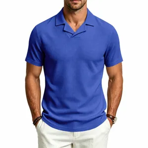 Camisa polo de manga corta de punto gofrado texturizado con cuello cubano para hombre.