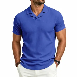 Primer plano de polo de hombre de punto gofrado con cuello cubano y textura suave y fina.