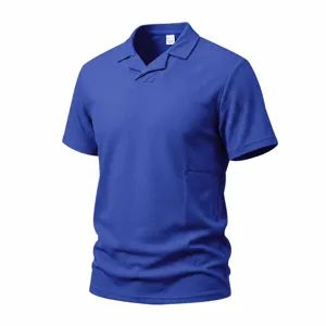 Vista detallada del elegante polo de hombre de punto gofrado azul con cuello Cuba de manga corta.