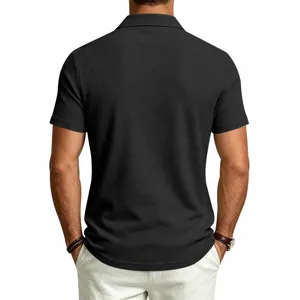 Detalle polo hombre negro de punto gofrado manga corta, diseño de cuello cubano casual.