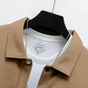 Λεπτομέρεια καφέ fleece σακάκι με πέτο, λευκό t-shirt και μεταλλικό κολιέ στο λαιμό.