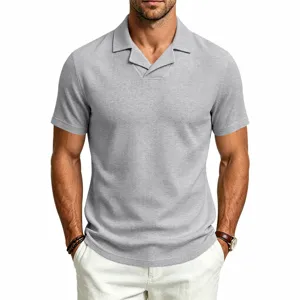 Vista detallada del polo para hombre de punto gofrado gris con cuello cubano de verano.
