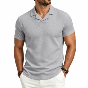 Vista detallada del polo gris para hombre de punto gofrado cuello Cuba manga corta de cerca.