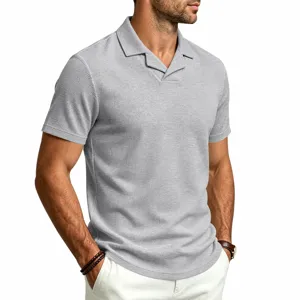 Primer plano de la textura del polo de punto gofrado gris para hombre con estilo cubano casual.