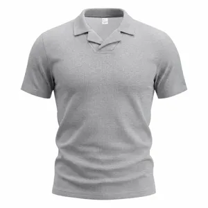 Polo de hombre de manga corta en tejido waffle gris con cuello cubano para verano