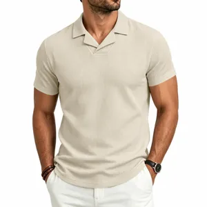 Vista de detalle polo manga corta tejido gofrado cuello cubano hombre, textura informal.