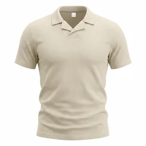 Detalle polo tejido waffle, primer plano tela texturada, camiseta de verano beige corta.