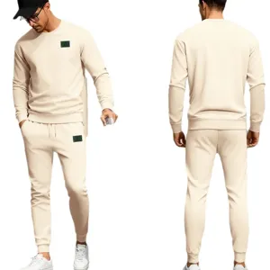 Ensemble de survêtement sweat-shirt col rond et pantalon molletonné beige homme.