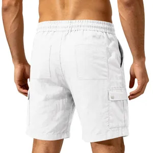Détail dos short cargo homme blanc, poches multiples, taille élastique confortable.