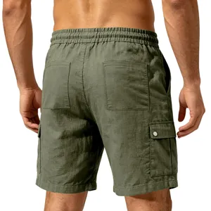 Short cargo en lin vert pour homme détail de poche arrière et latérale utilitaire.