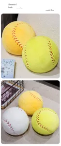 Gros plan detaille du joli coussin peluche baseball, texture douce avec couture rouge.