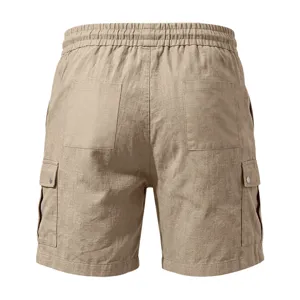 Short cargo décontracté en lin pour homme avec poches, vue arrière de plage ample et solide.