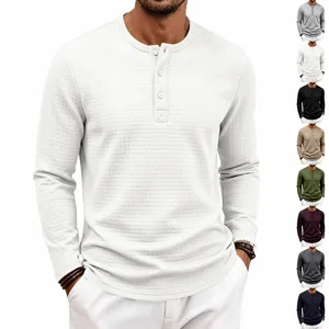 Vue détaillée du t-shirt Henley à manches longues pour hommes avec texture jacquard et variantes