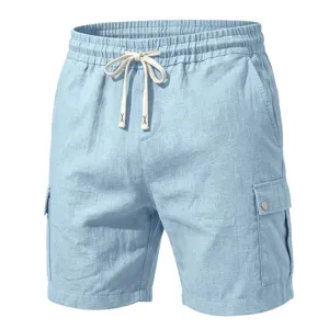 Détail de short cargo décontracté bleu clair pour homme avec cordon et poches latérales.
