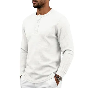 Vue détaillée du t-shirt Henley à manches longues gaufré blanc pour homme avec patte de boutons