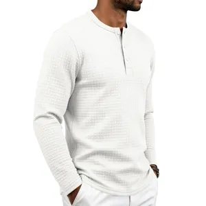 Chemise Henley manches longues gaufrée pour homme, haut texturé décontracté à boutons.