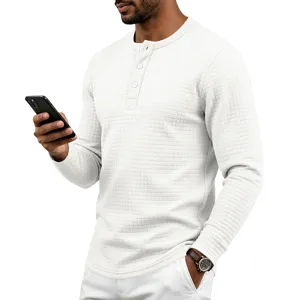 Gros plan détail du t-shirt Henley à manches longues en tricot gaufré blanc pour homme.