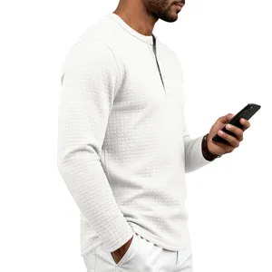 Vue détaillée du t-shirt Henley à manches longues en tricot gaufré blanc pour homme.