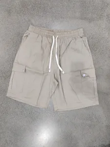 Shorts cargo homme kaki decontracté, bermuda plage coton lin ample avec multiples poches.